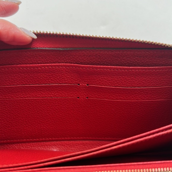 Louis Vuitton Red embossed monogram - Picture 9 of 17